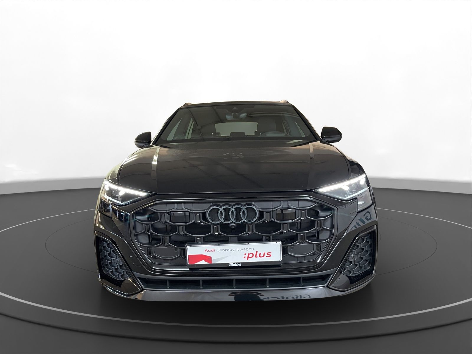 Audi - Q8_4
