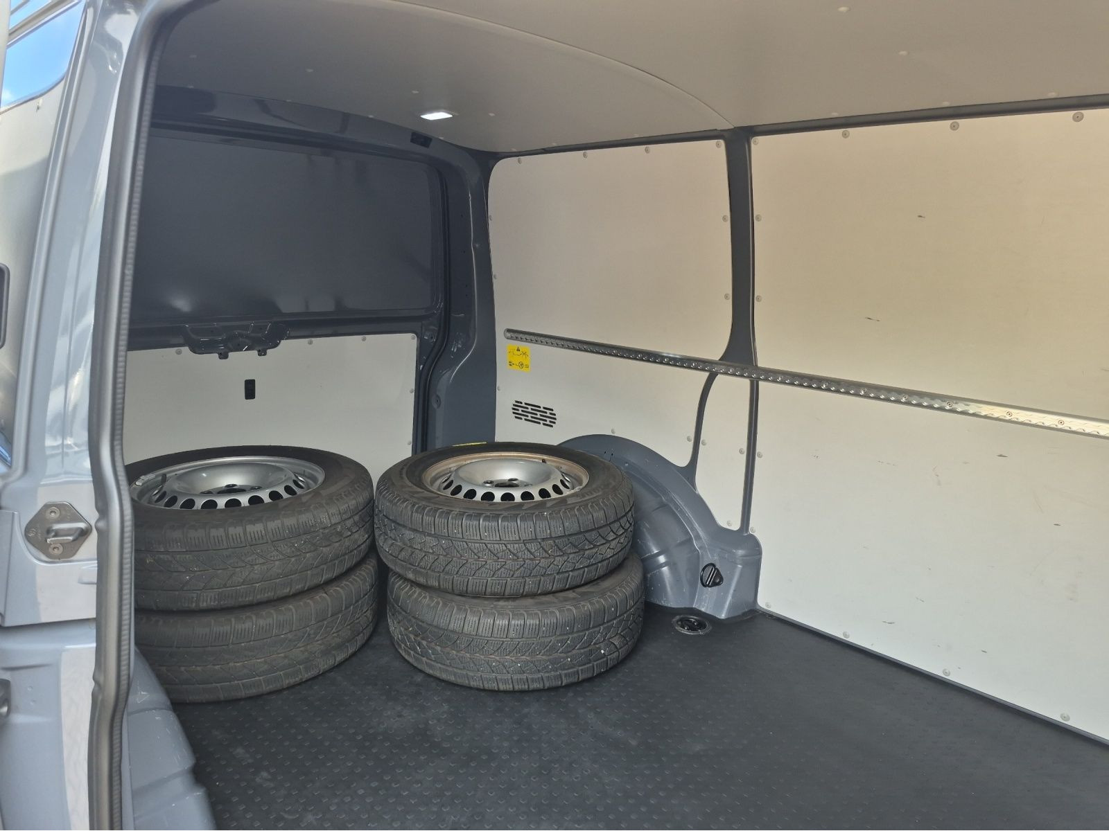 Volkswagen - T6.1 Transporter_12