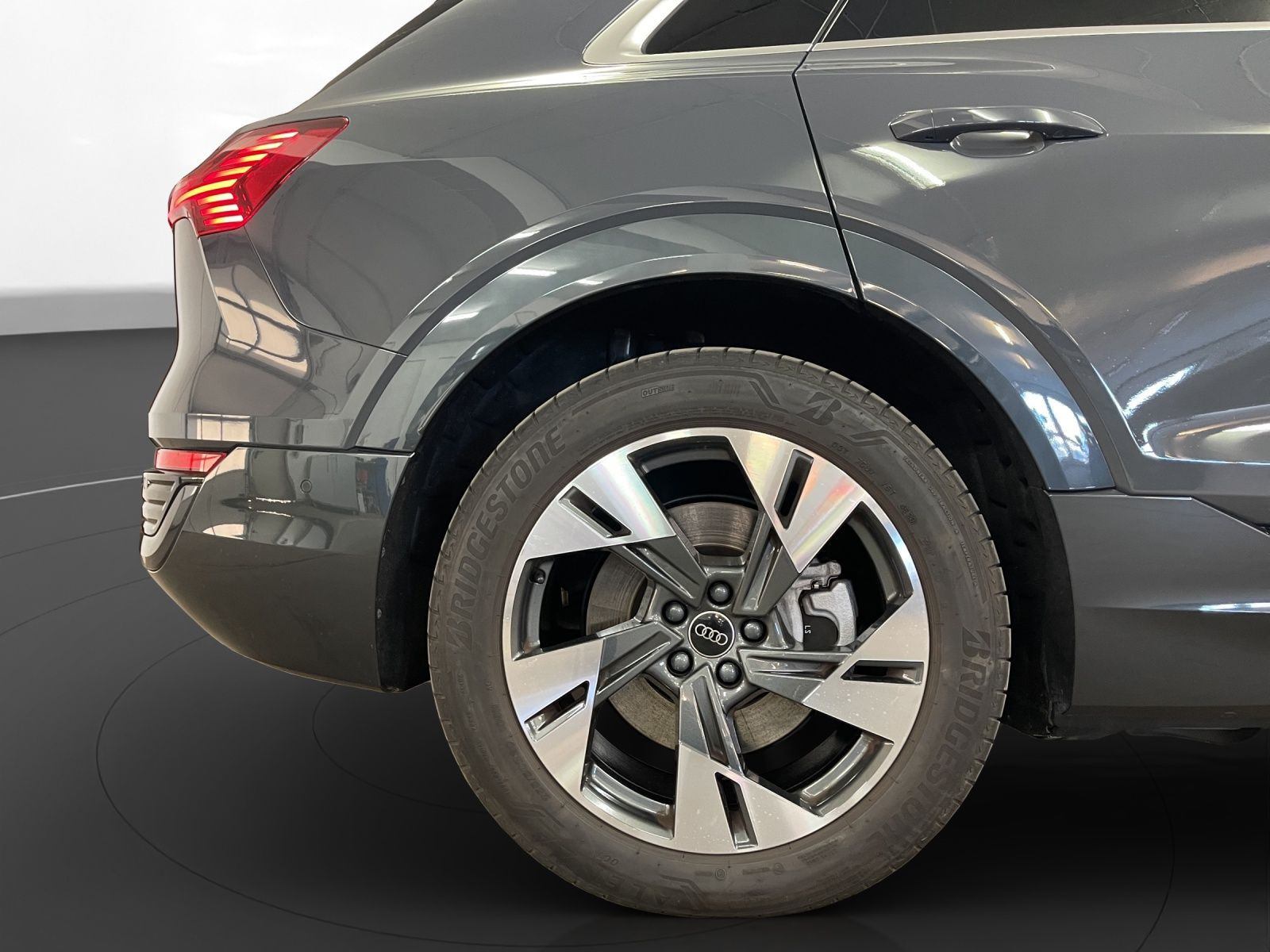 Audi - Q8 e-tron_14