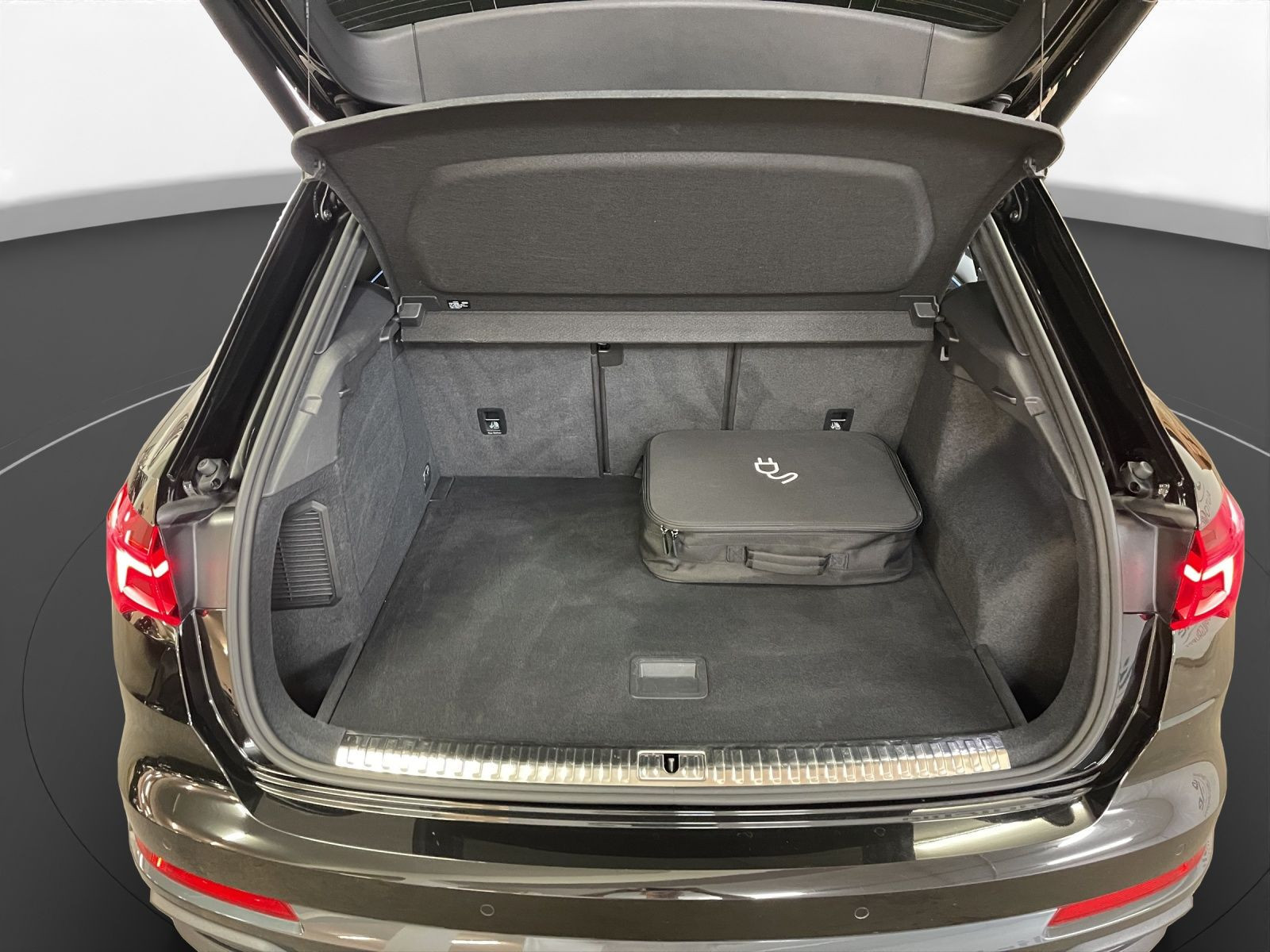 Audi - Q3_23
