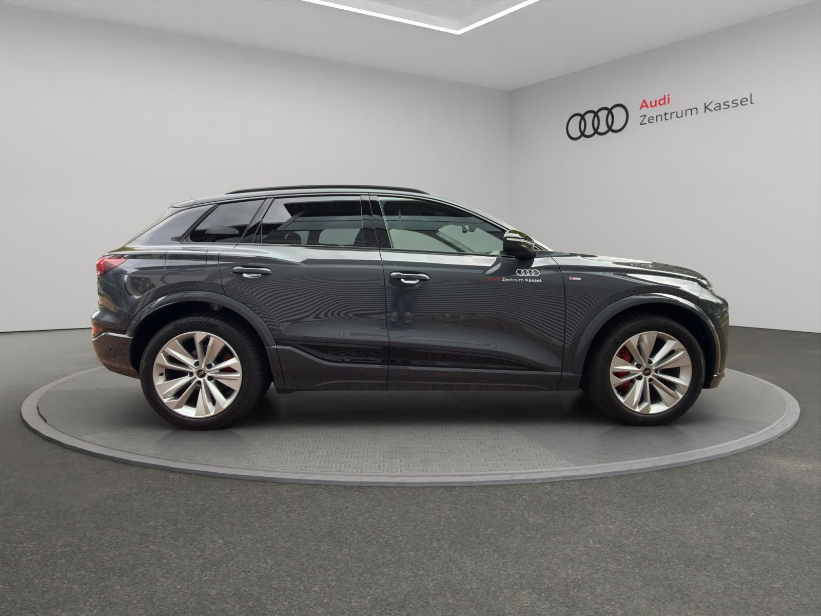 Audi - Q6 SUV e-tron_8