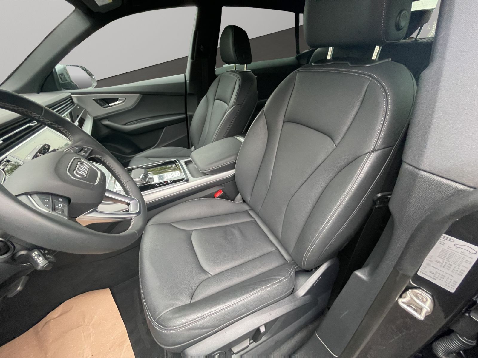 Audi - Q8_11