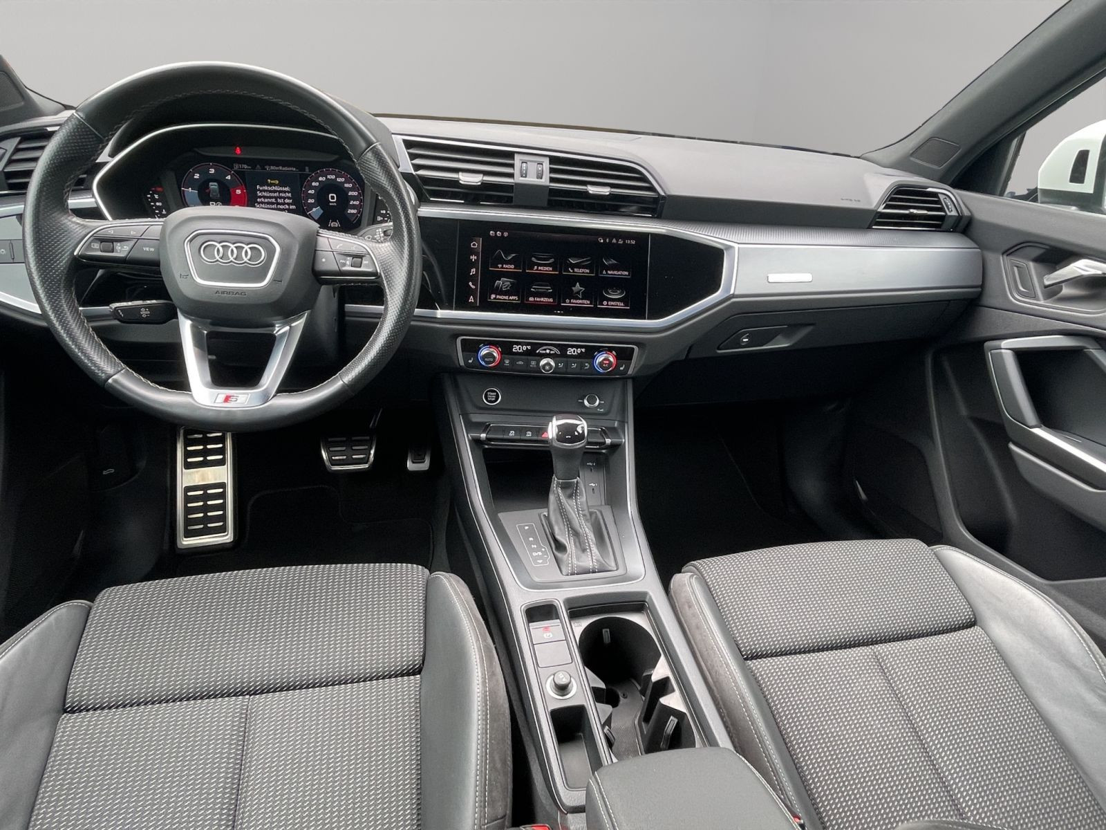 Audi - Q3_17