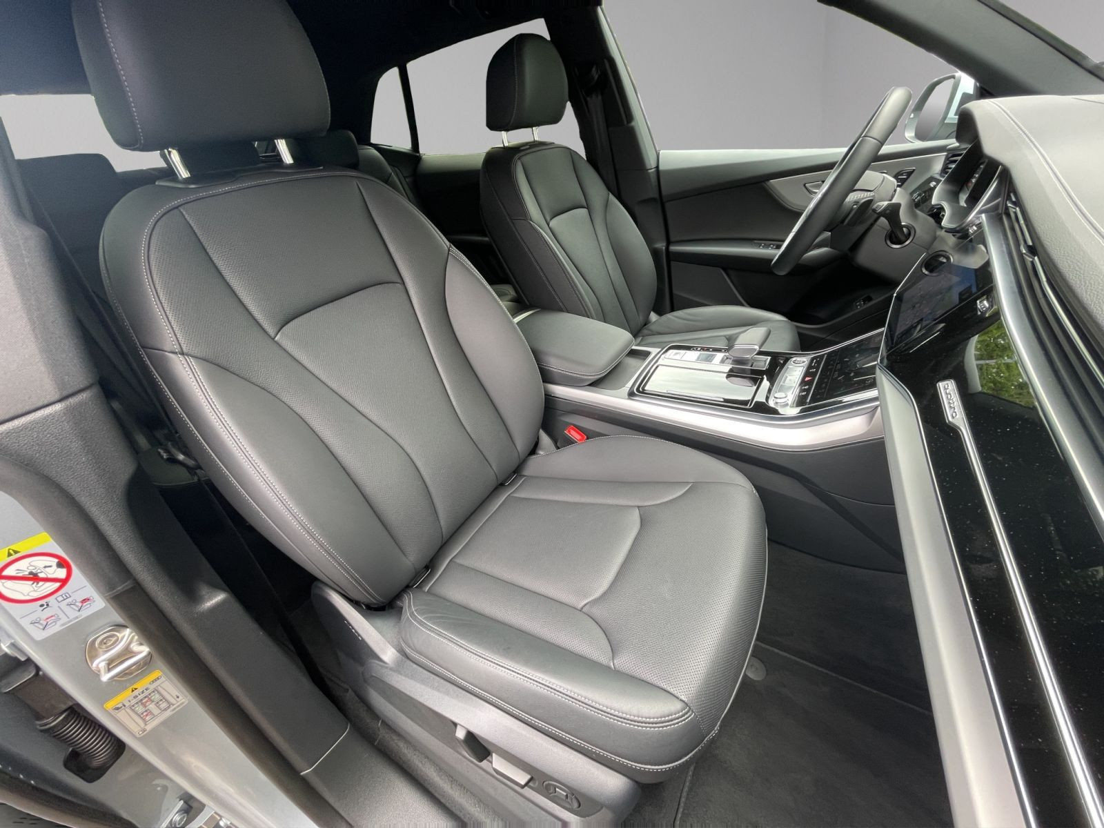 Audi - Q8_19