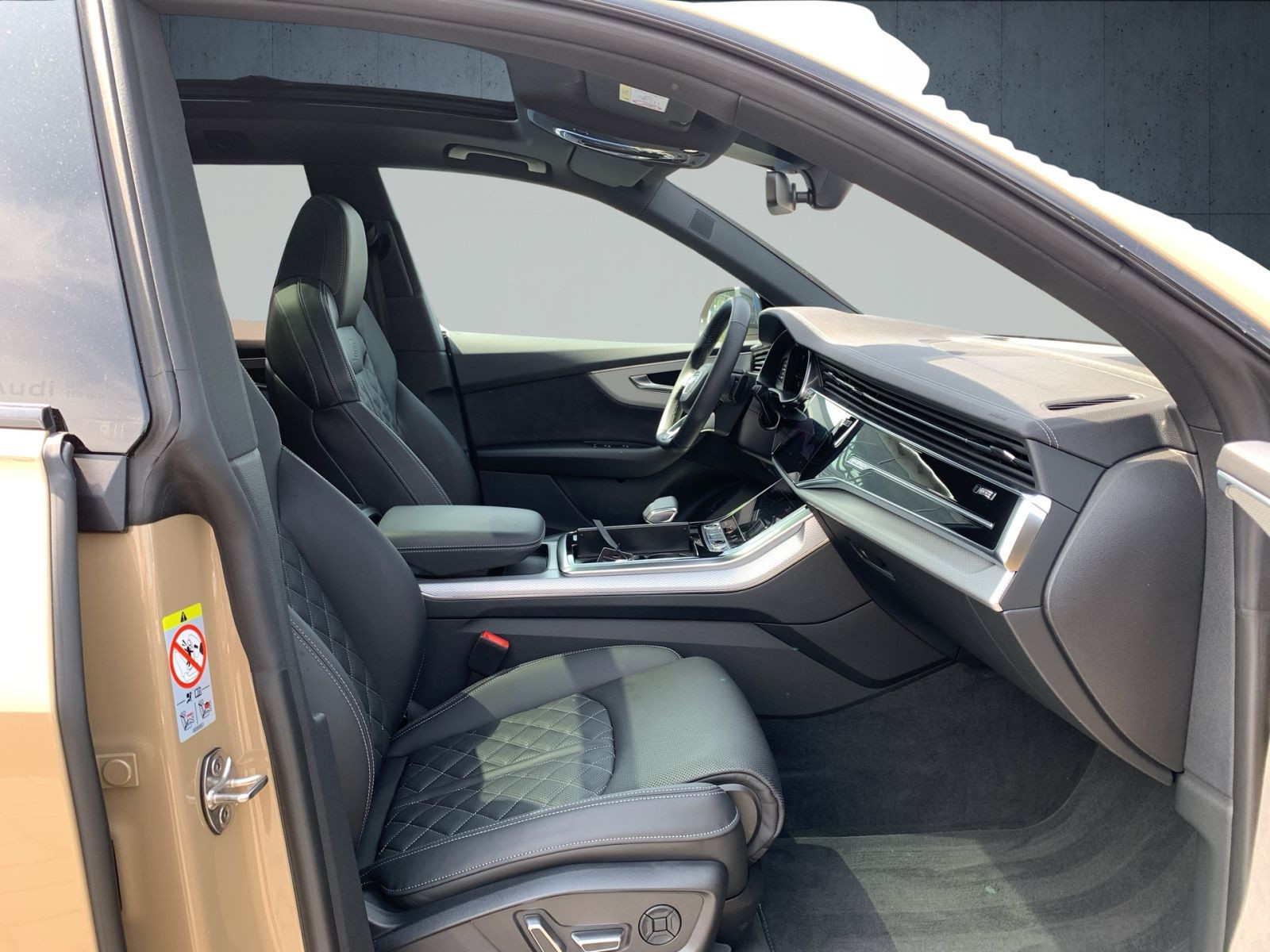 Audi - Q8_18