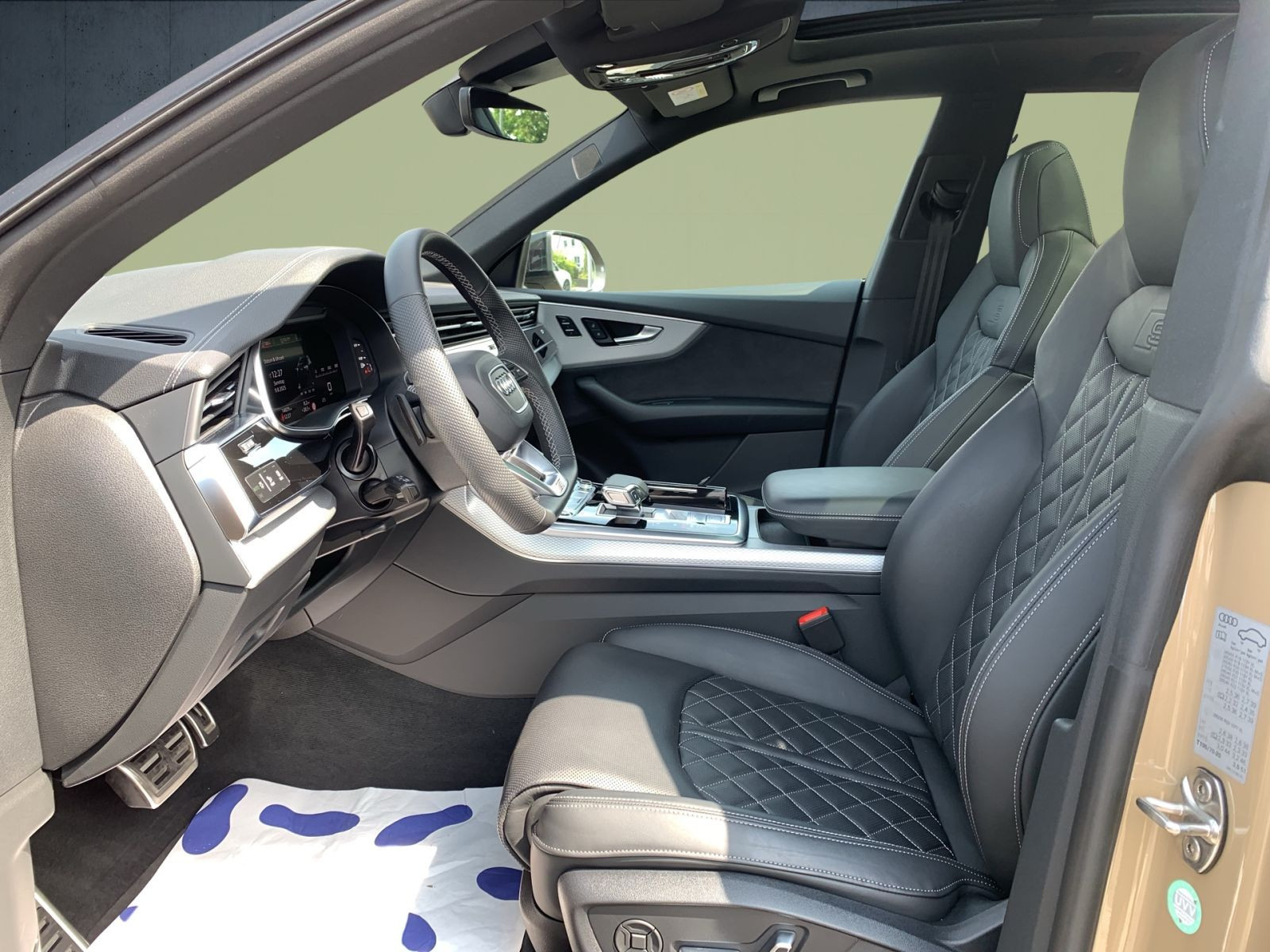Audi - Q8_28