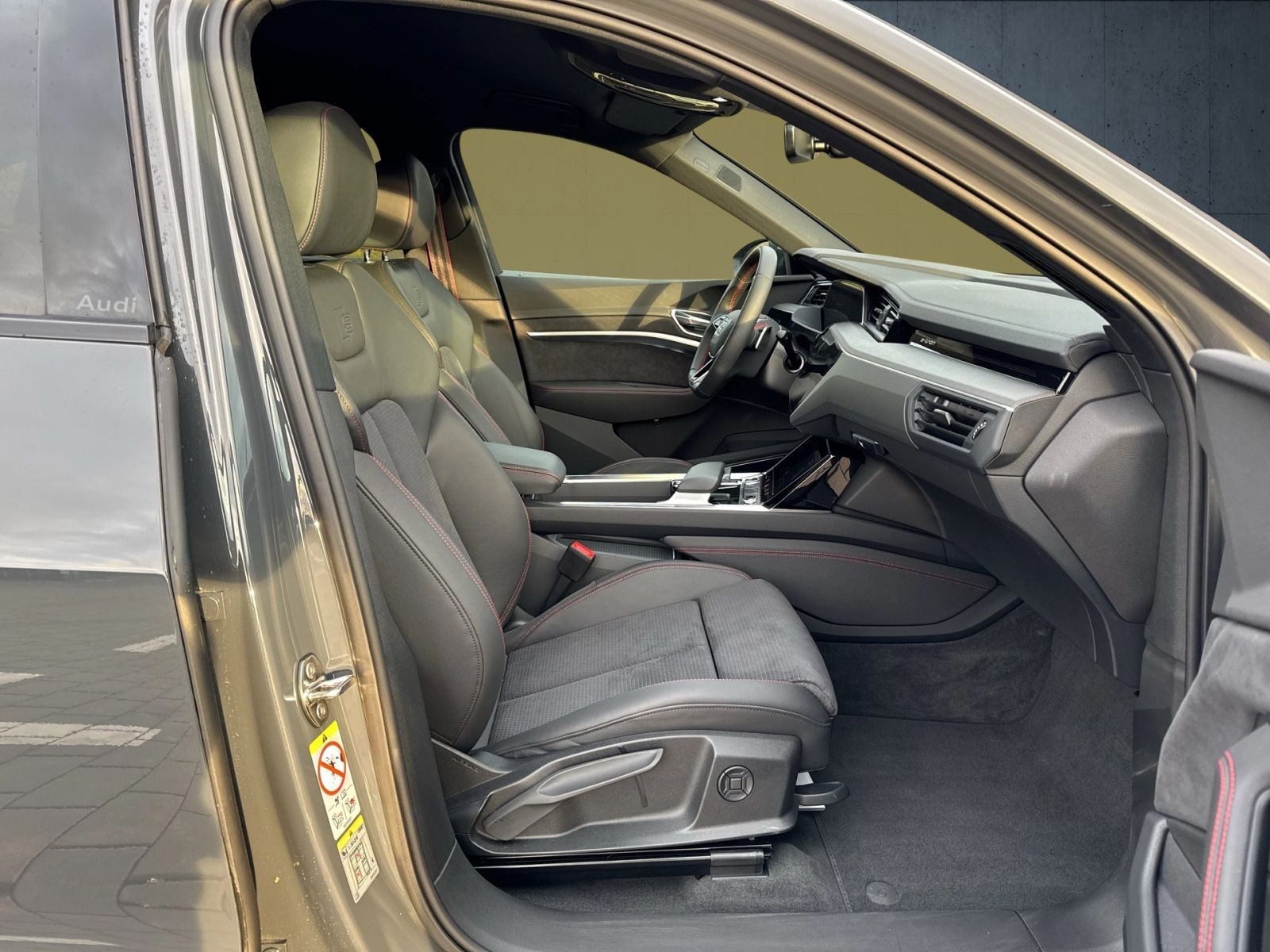 Audi - Q8 Sportback e-tron_17