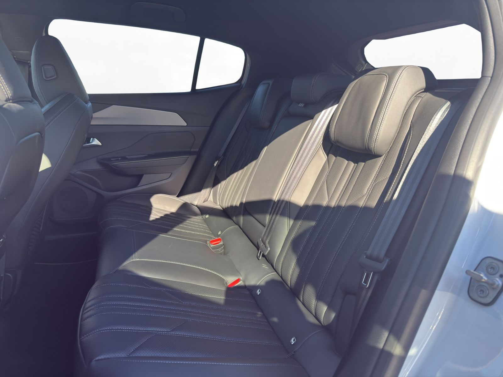 Peugeot - 408_12