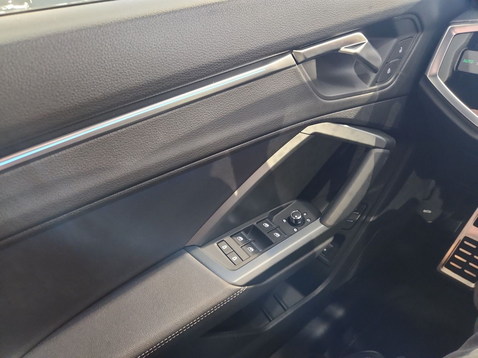 Audi - Q3_12