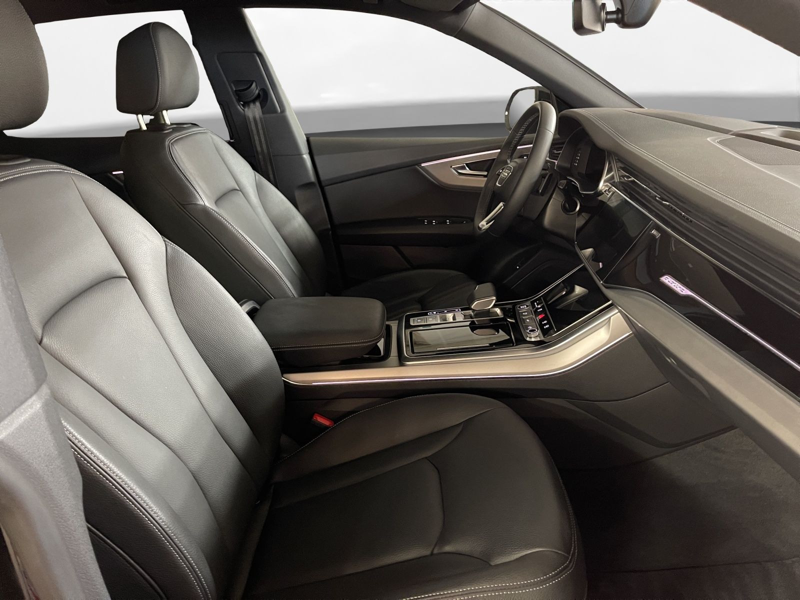 Audi - Q8_18