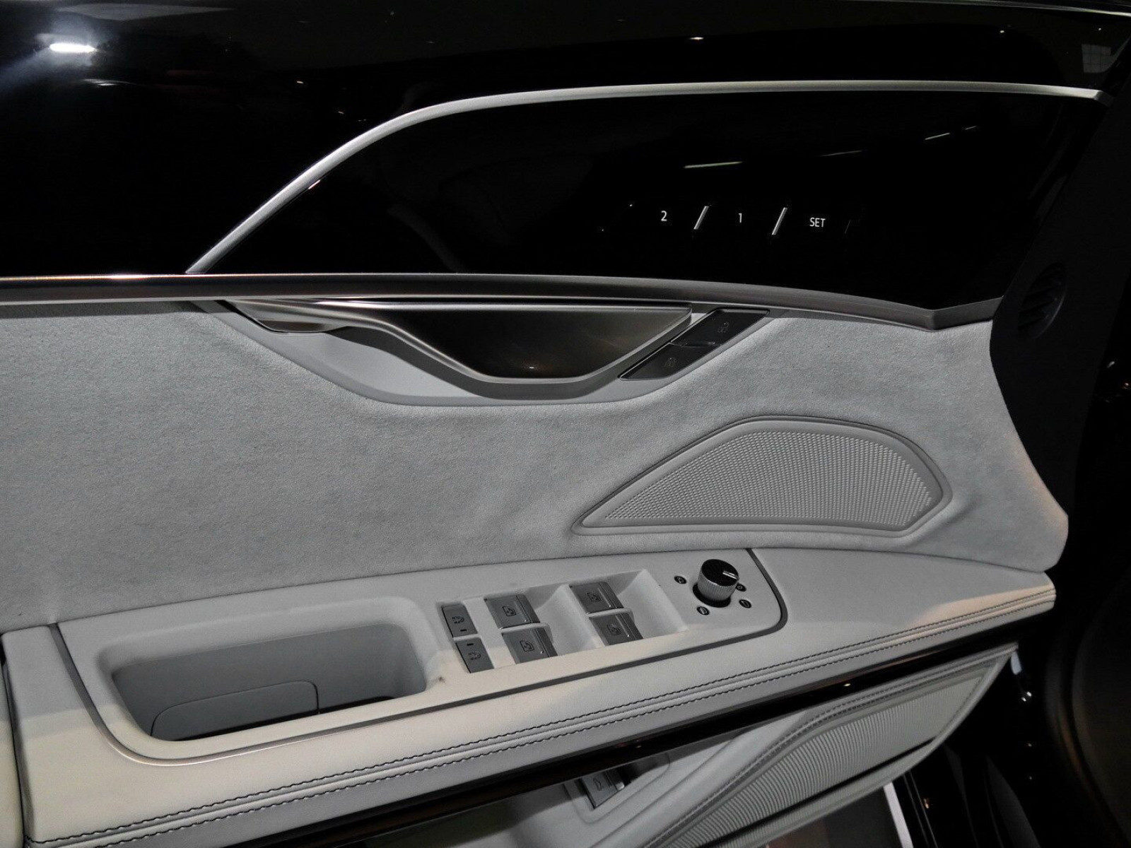 Audi - A8_11