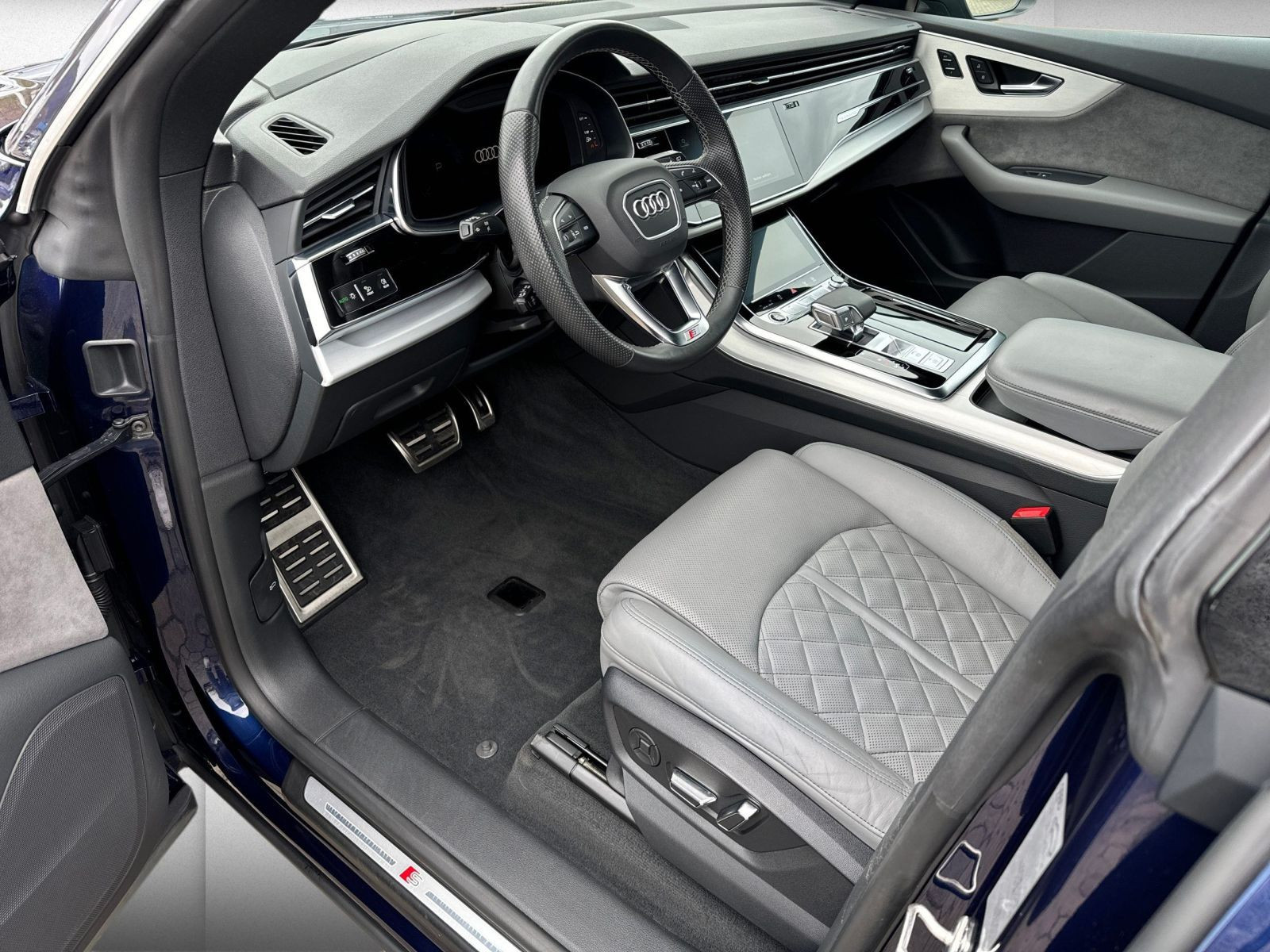 Audi - Q8_8