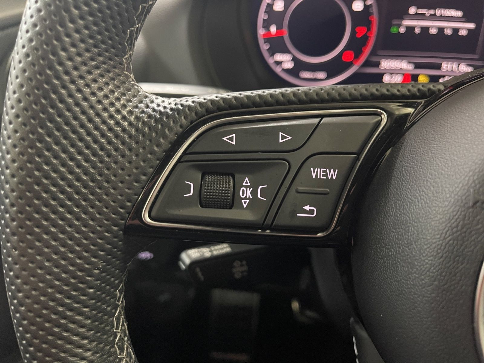 Audi - Q2_23
