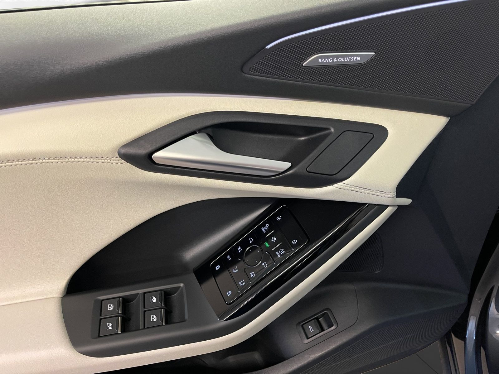 Audi - Q6 SUV e-tron_15