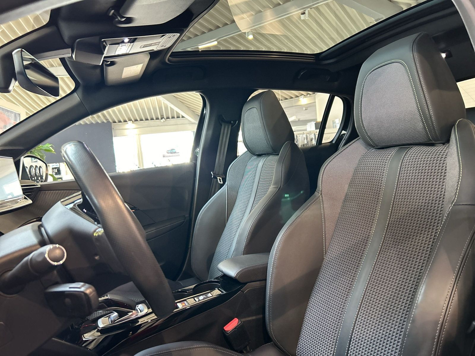 Peugeot - 208_10