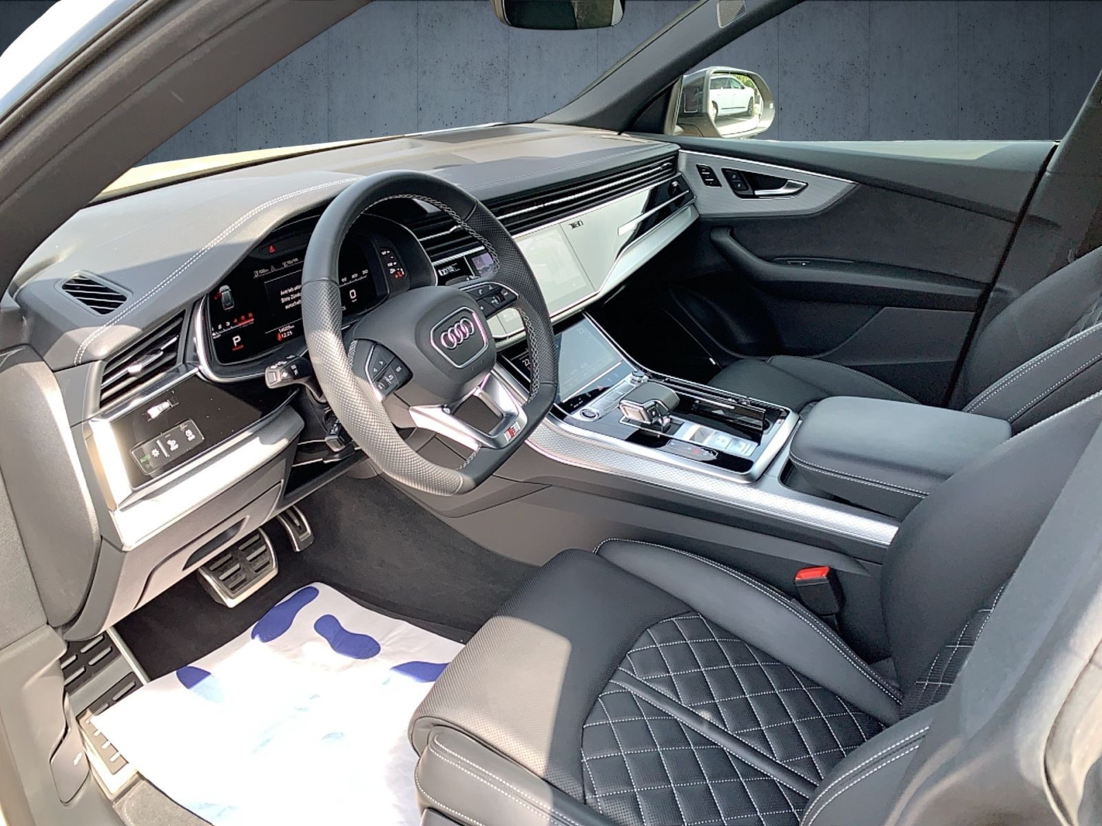 Audi - Q8_11