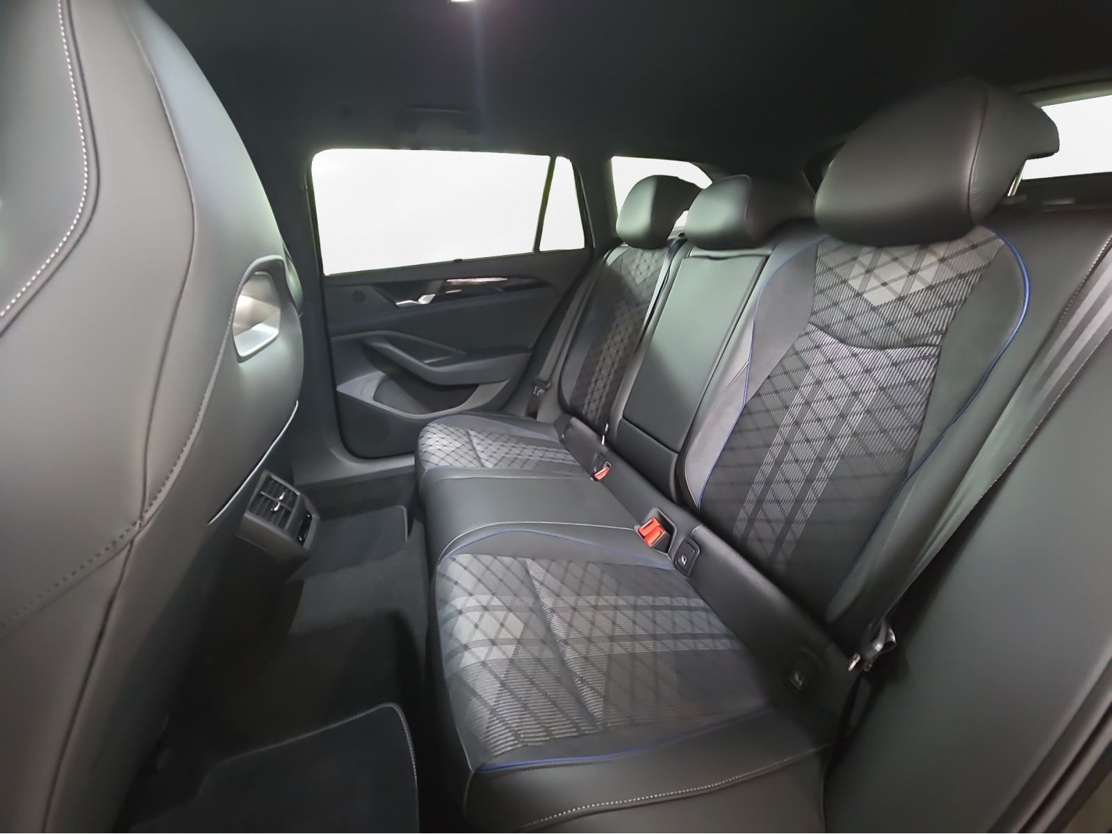 Volkswagen - Passat_10