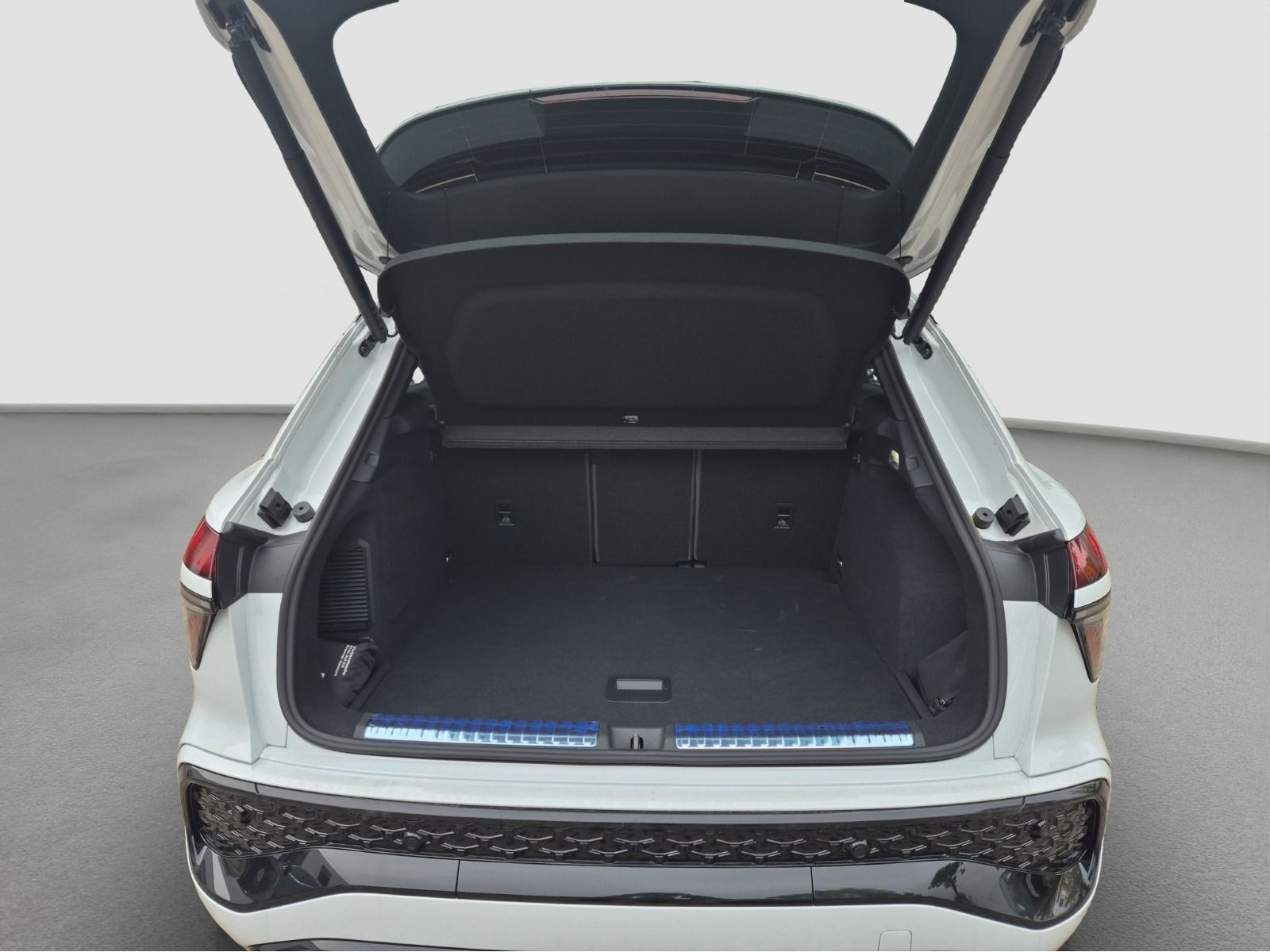 Audi - Q3_23