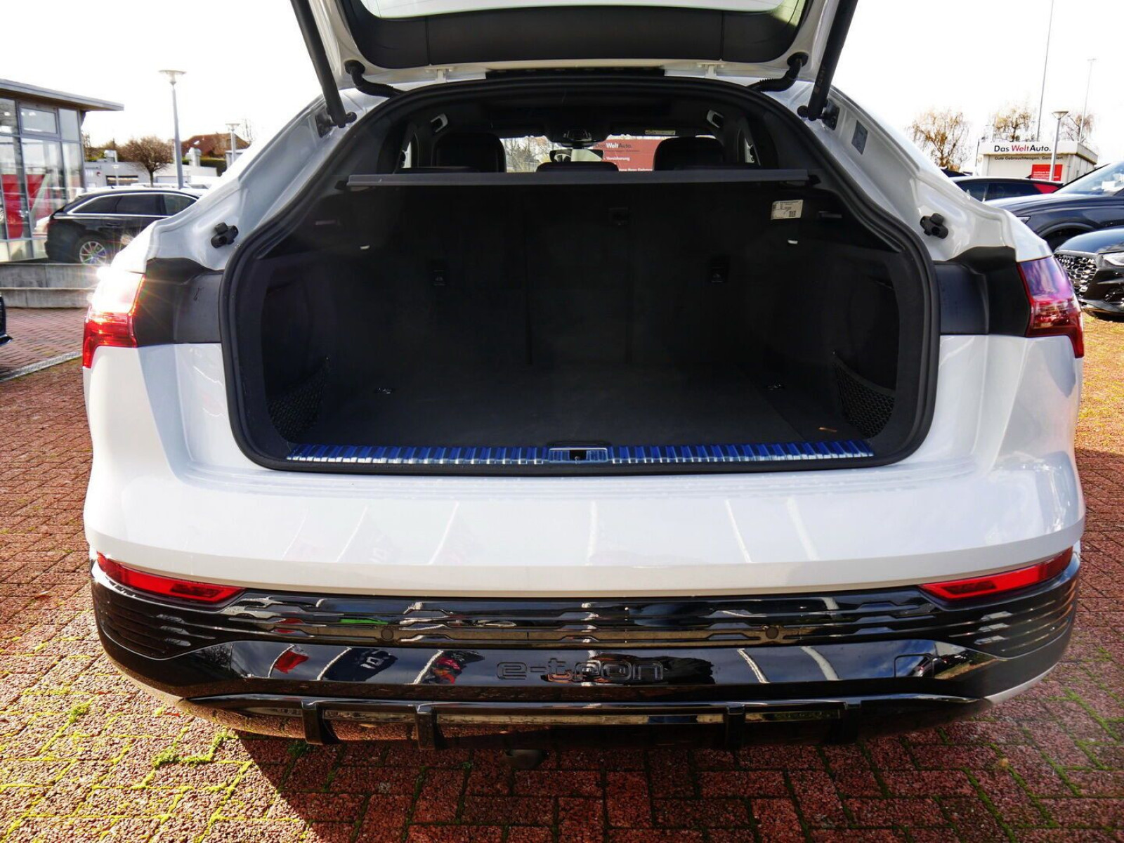 Audi - Q8 Sportback e-tron_8