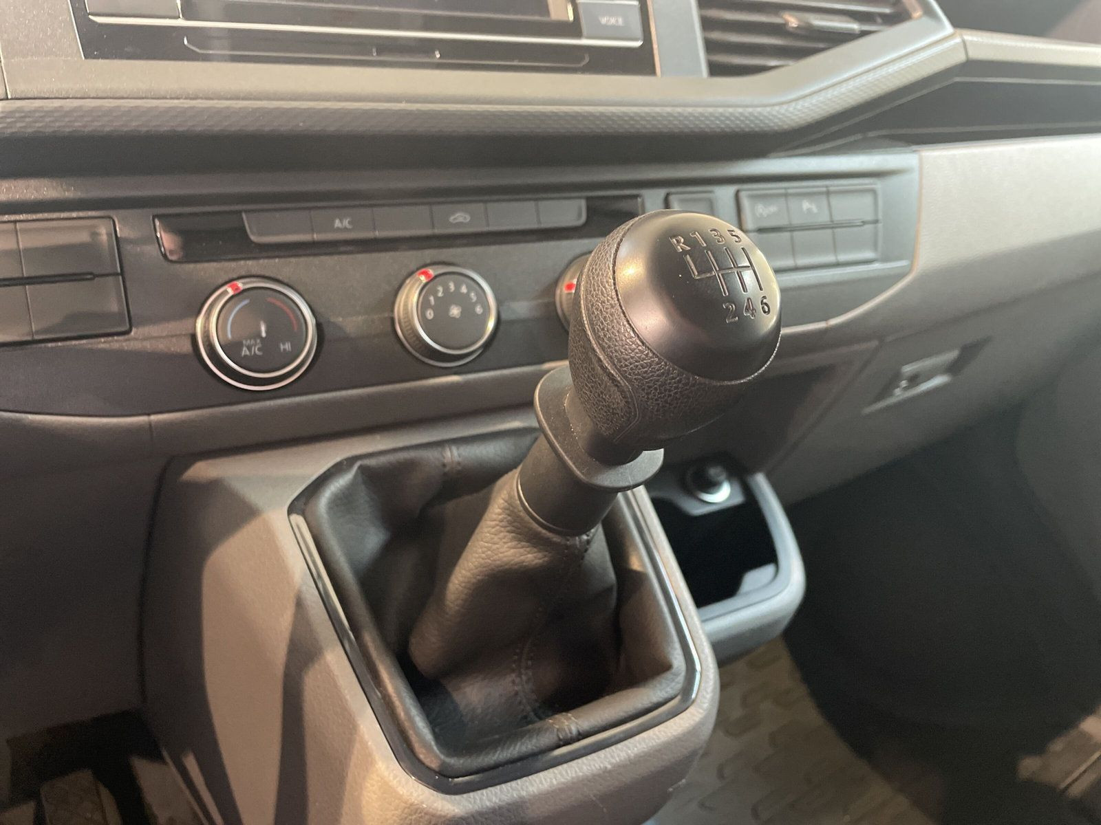 Volkswagen - T6.1 Transporter_16