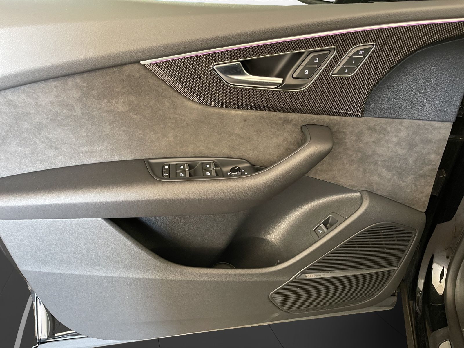 Audi - SQ8_12