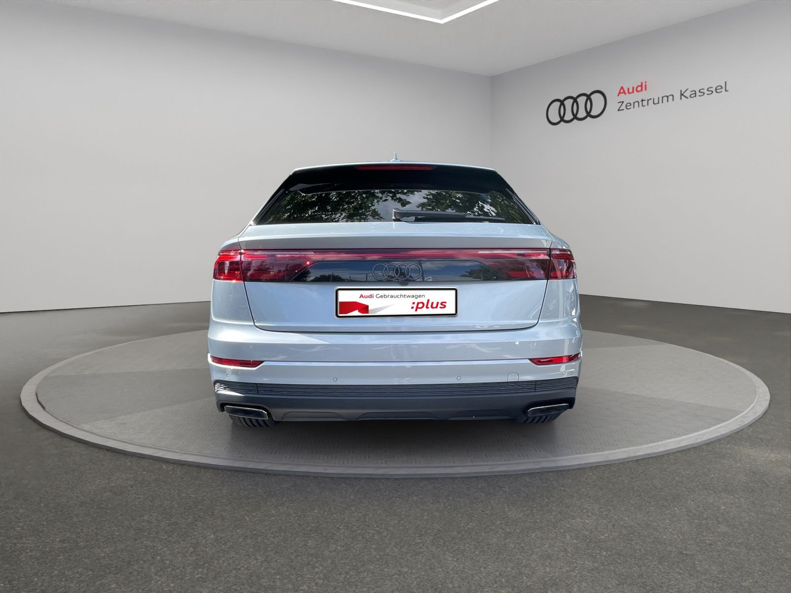Audi - Q8_6