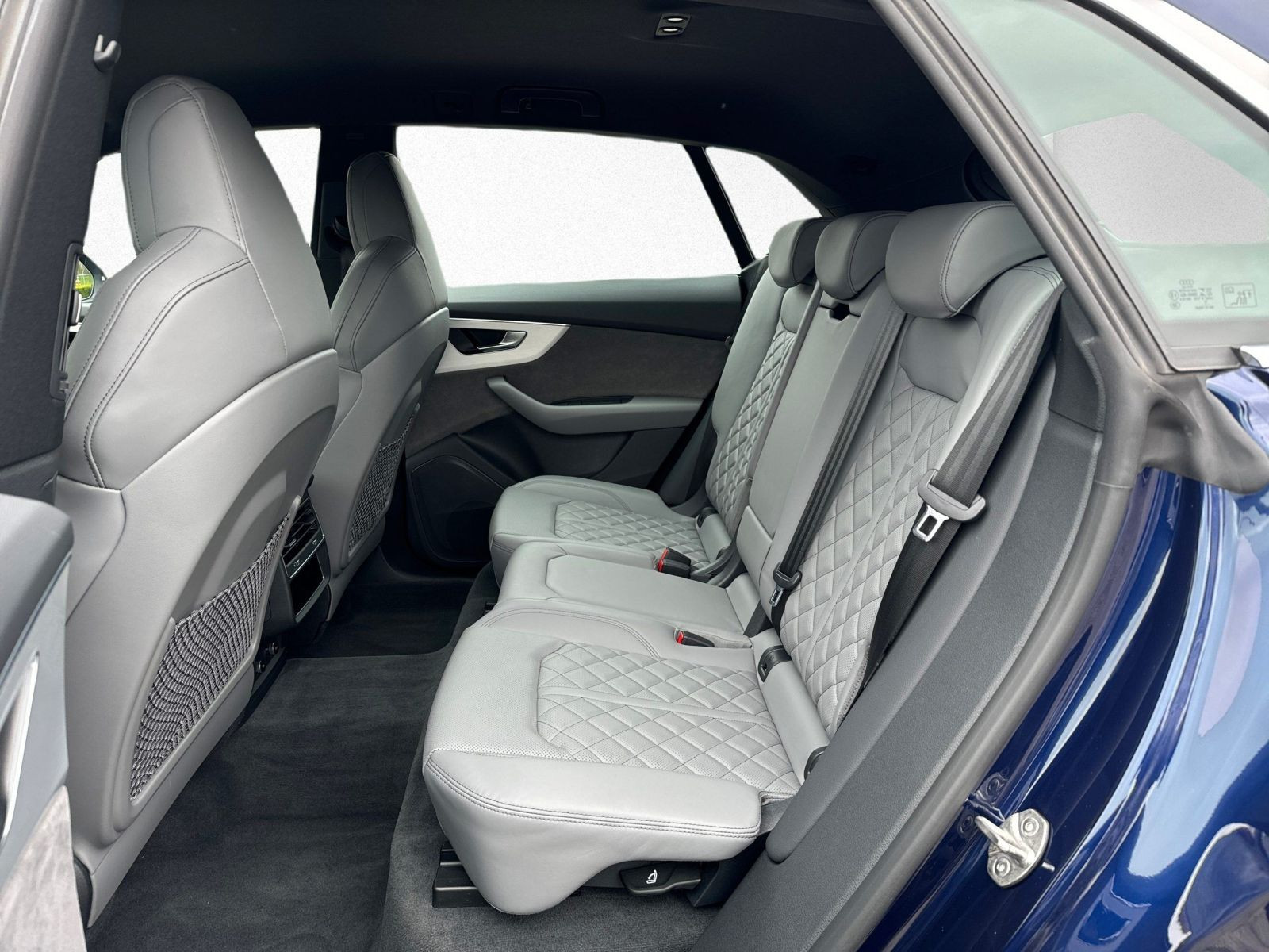 Audi - Q8_12