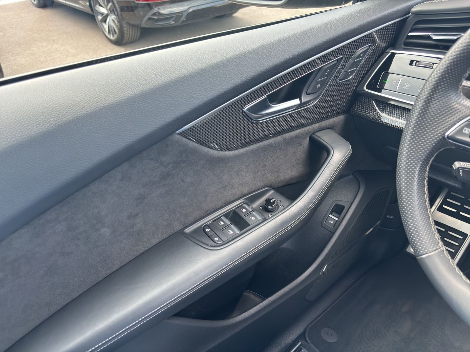 Audi - SQ8_11
