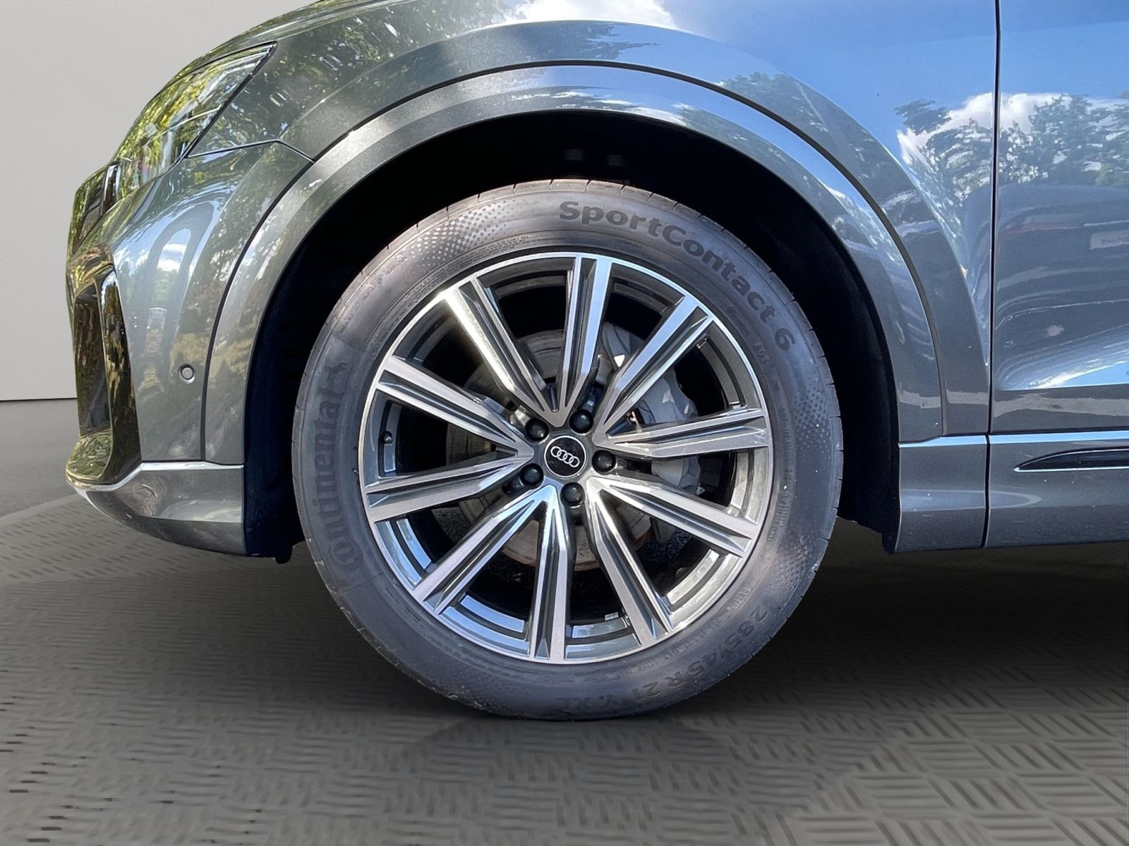 Audi - Q8_21