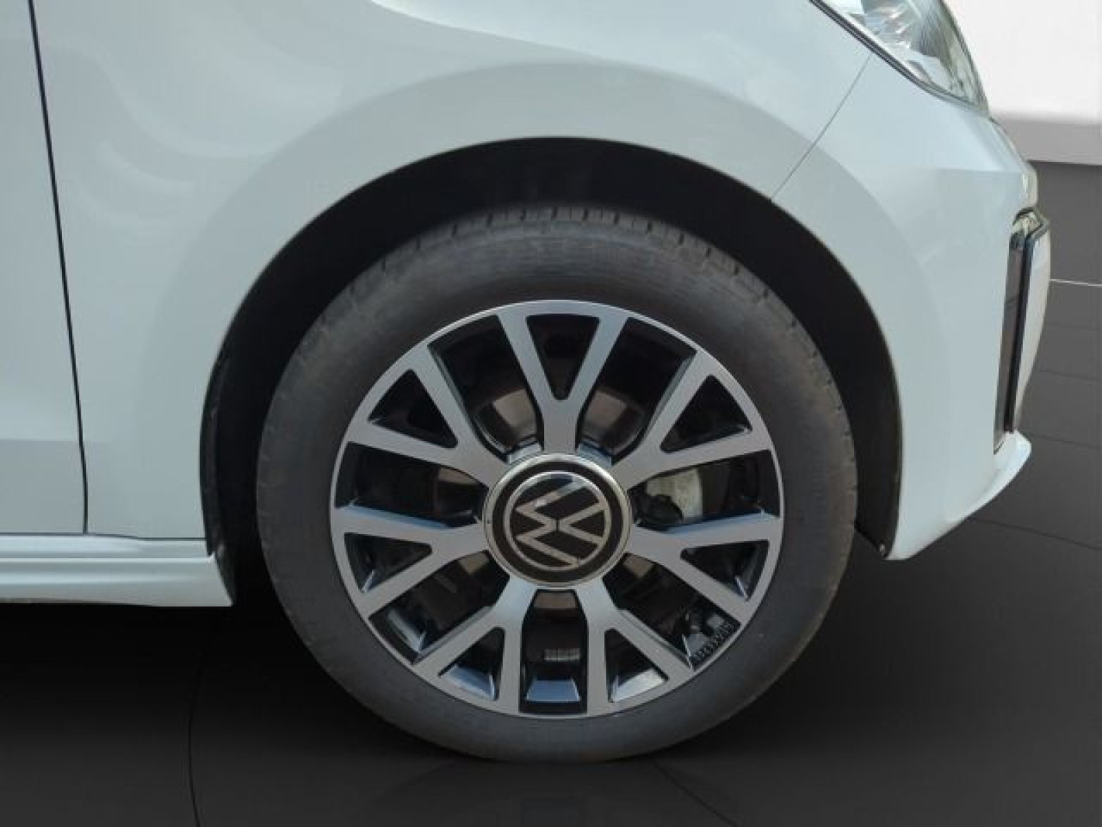 Volkswagen - e-up!_12