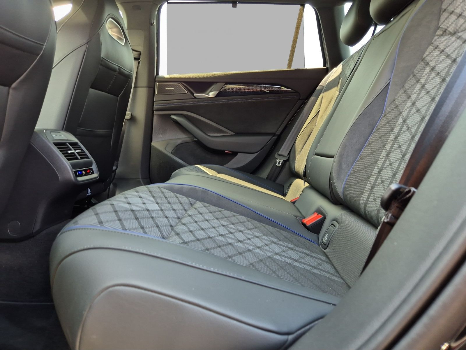 Volkswagen - Passat Variant_5