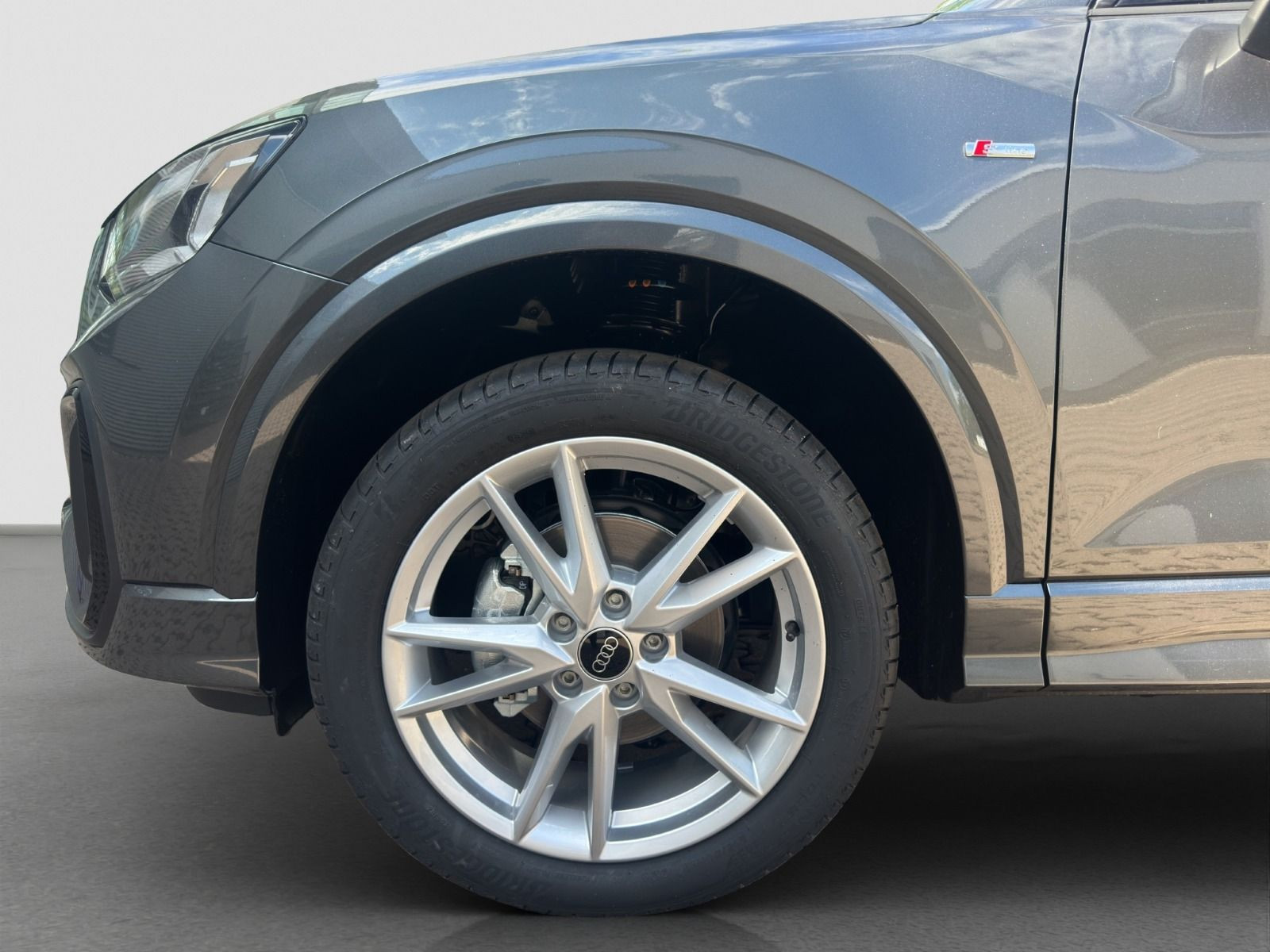 Audi - Q2_23