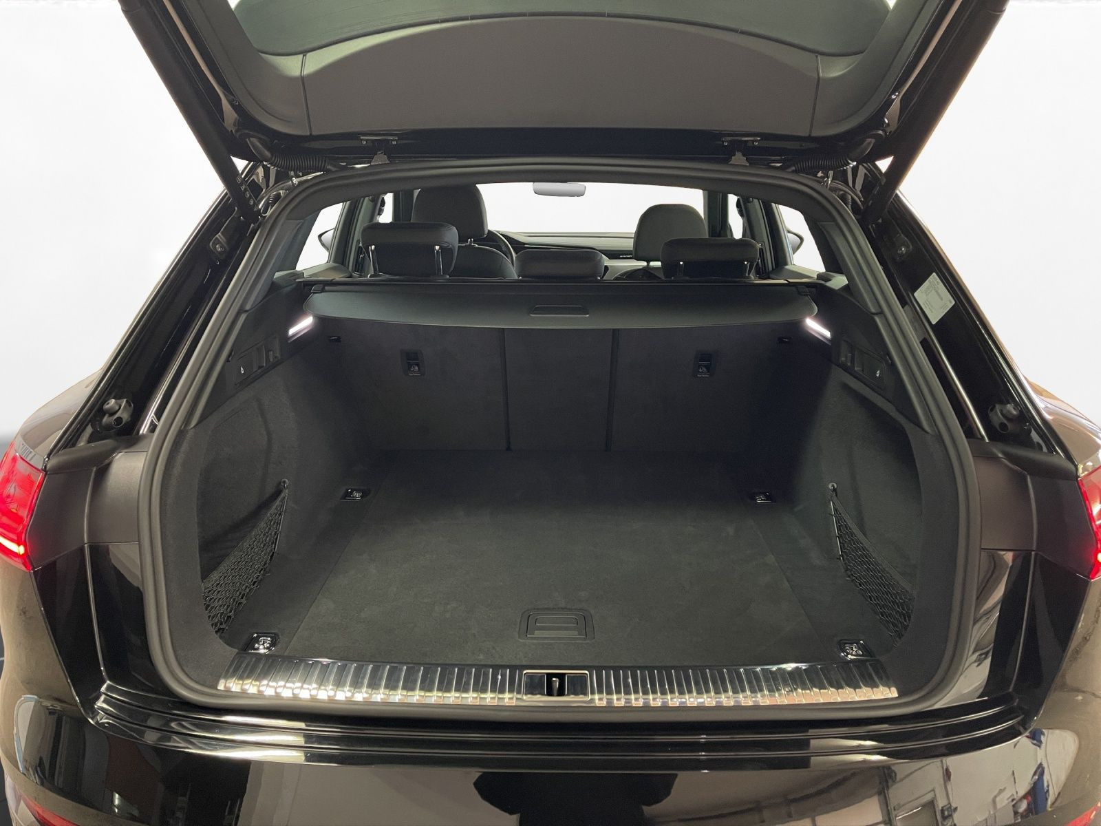 Audi - Q8 e-tron_24
