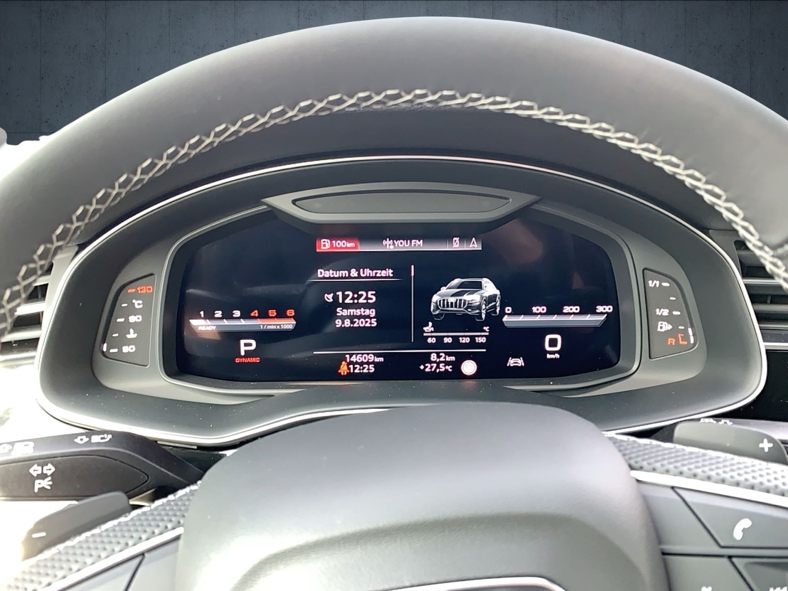 Audi - Q8_12