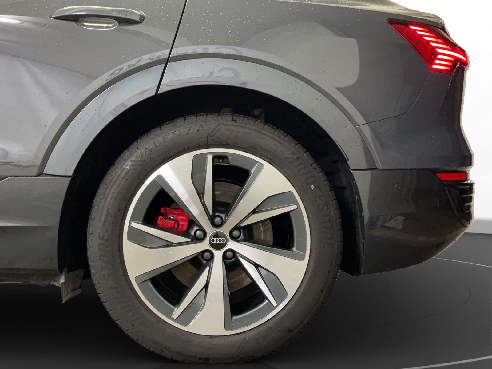 Audi - Q8 Sportback e-tron_8