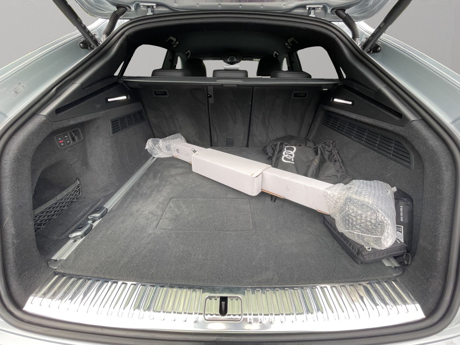 Audi - Q8_20