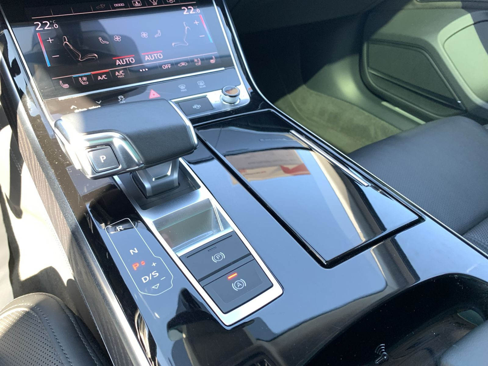 Audi - A8_29