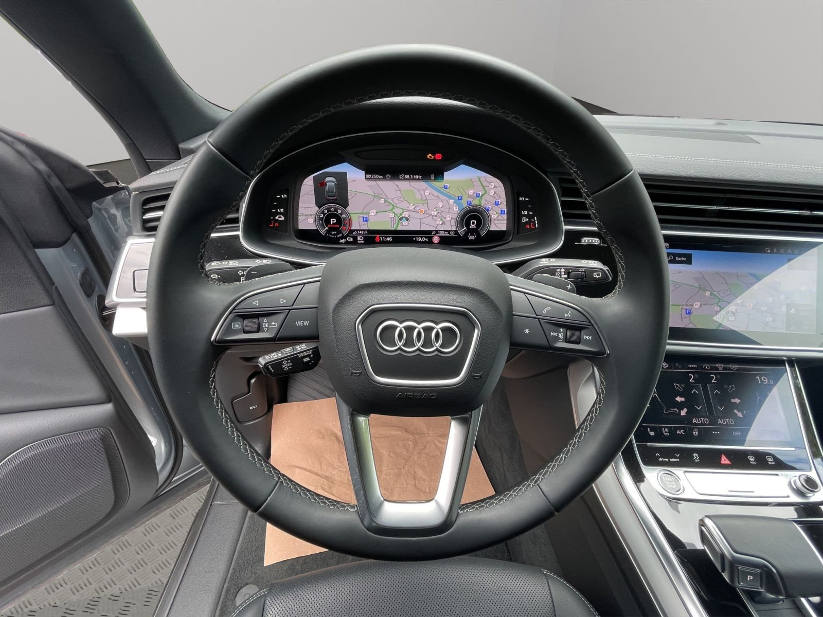 Audi - Q8_12