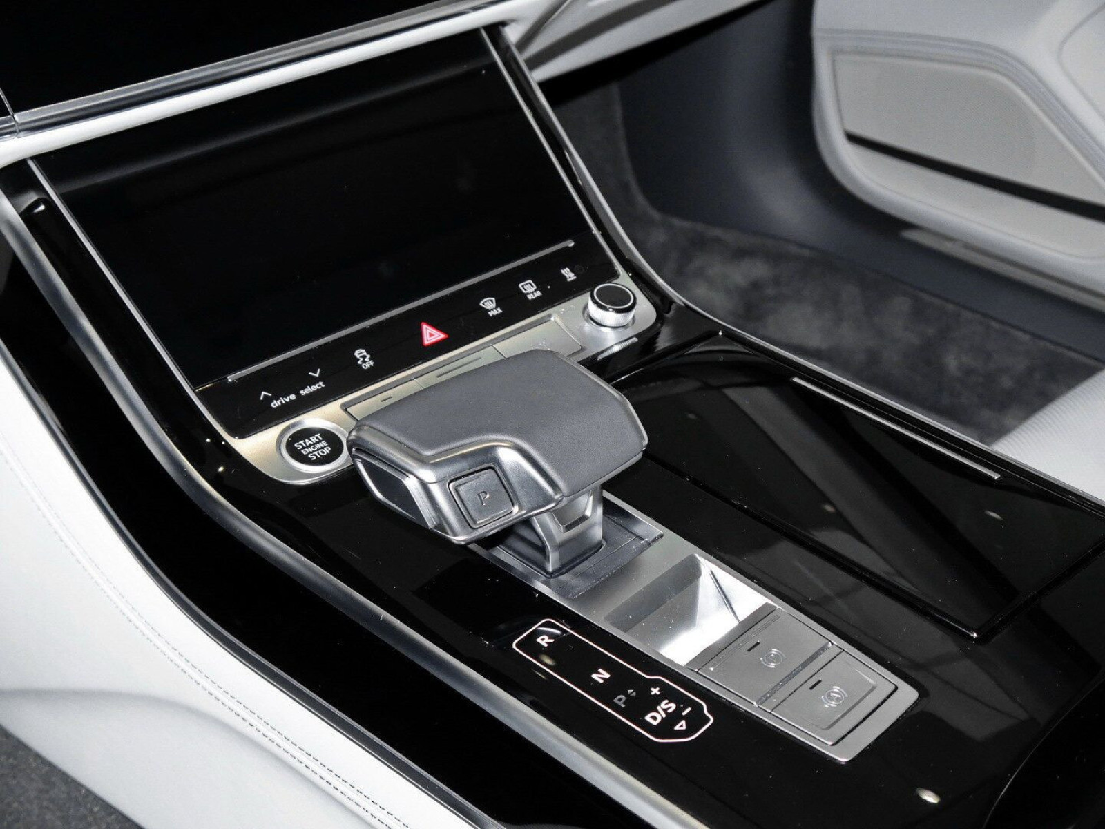 Audi - A8_14