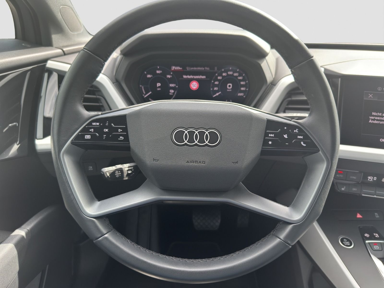 Audi - Q4_9