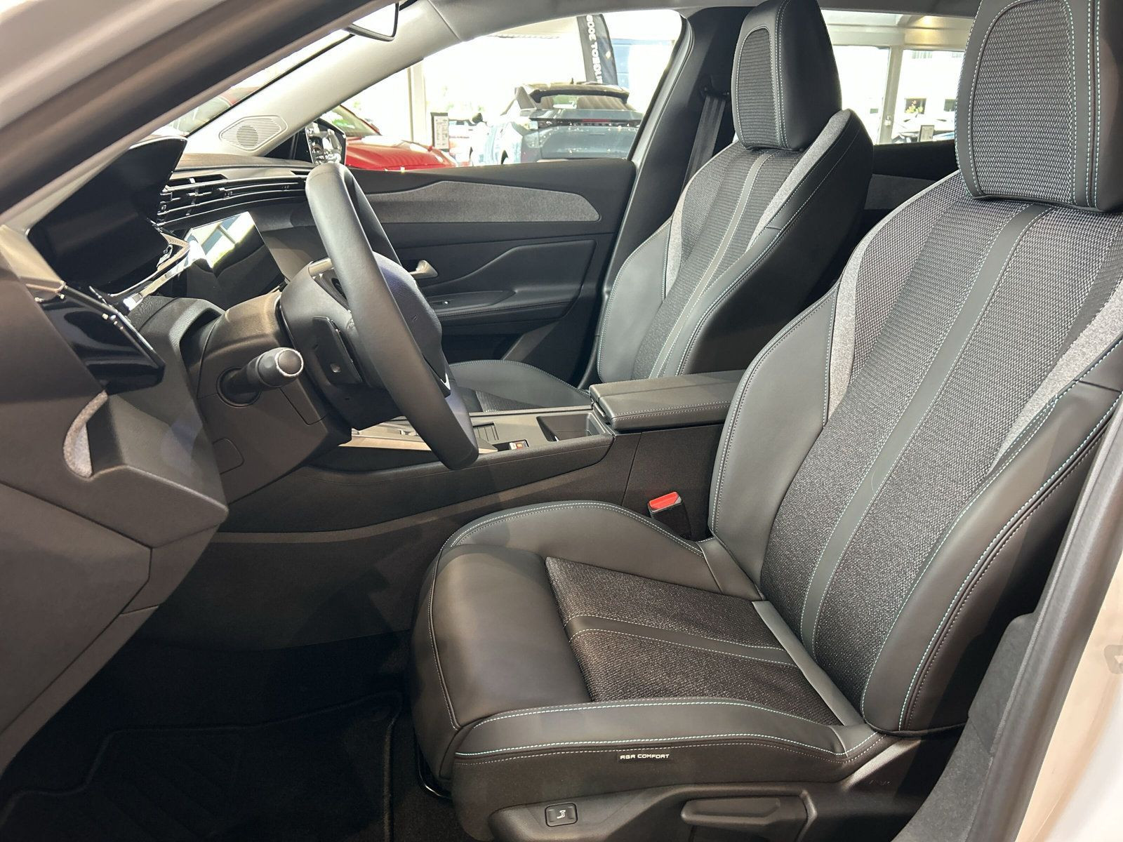 Peugeot - 408_7