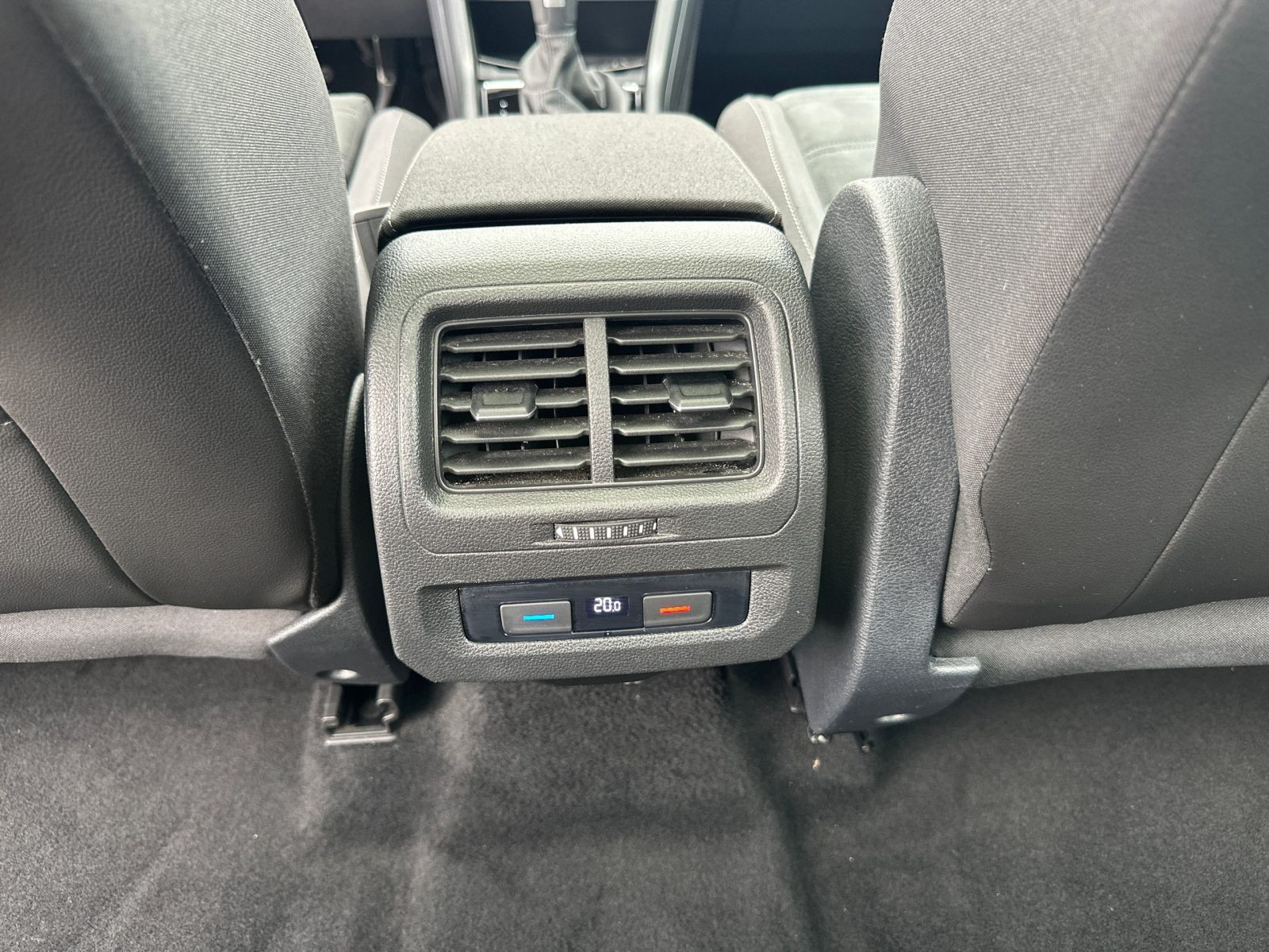 Volkswagen - Touran_20