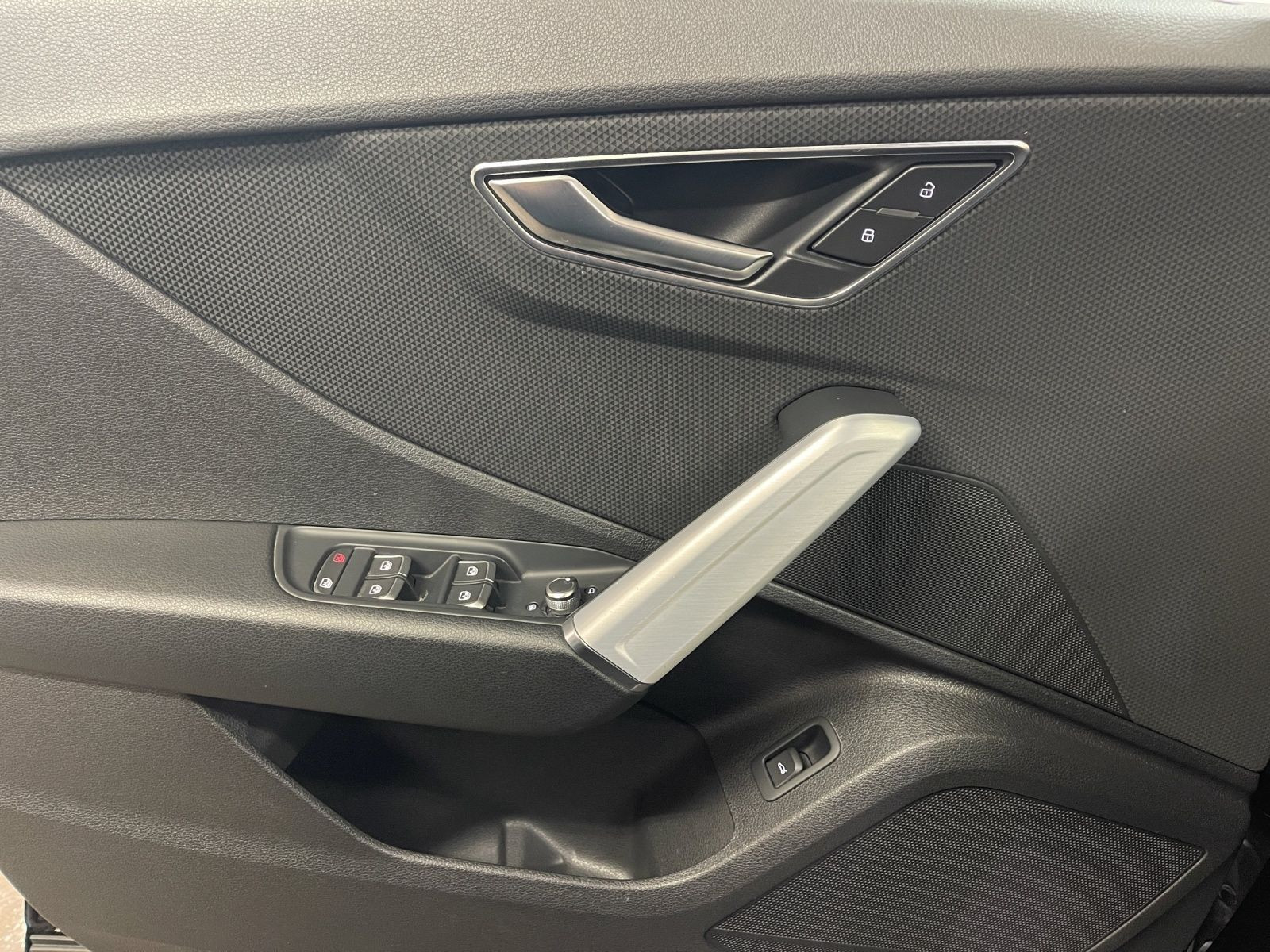 Audi - Q2_10