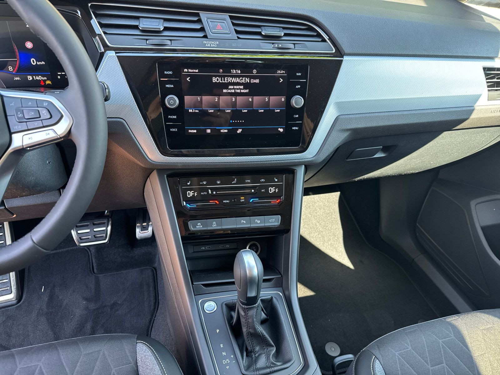 Volkswagen - Touran_12
