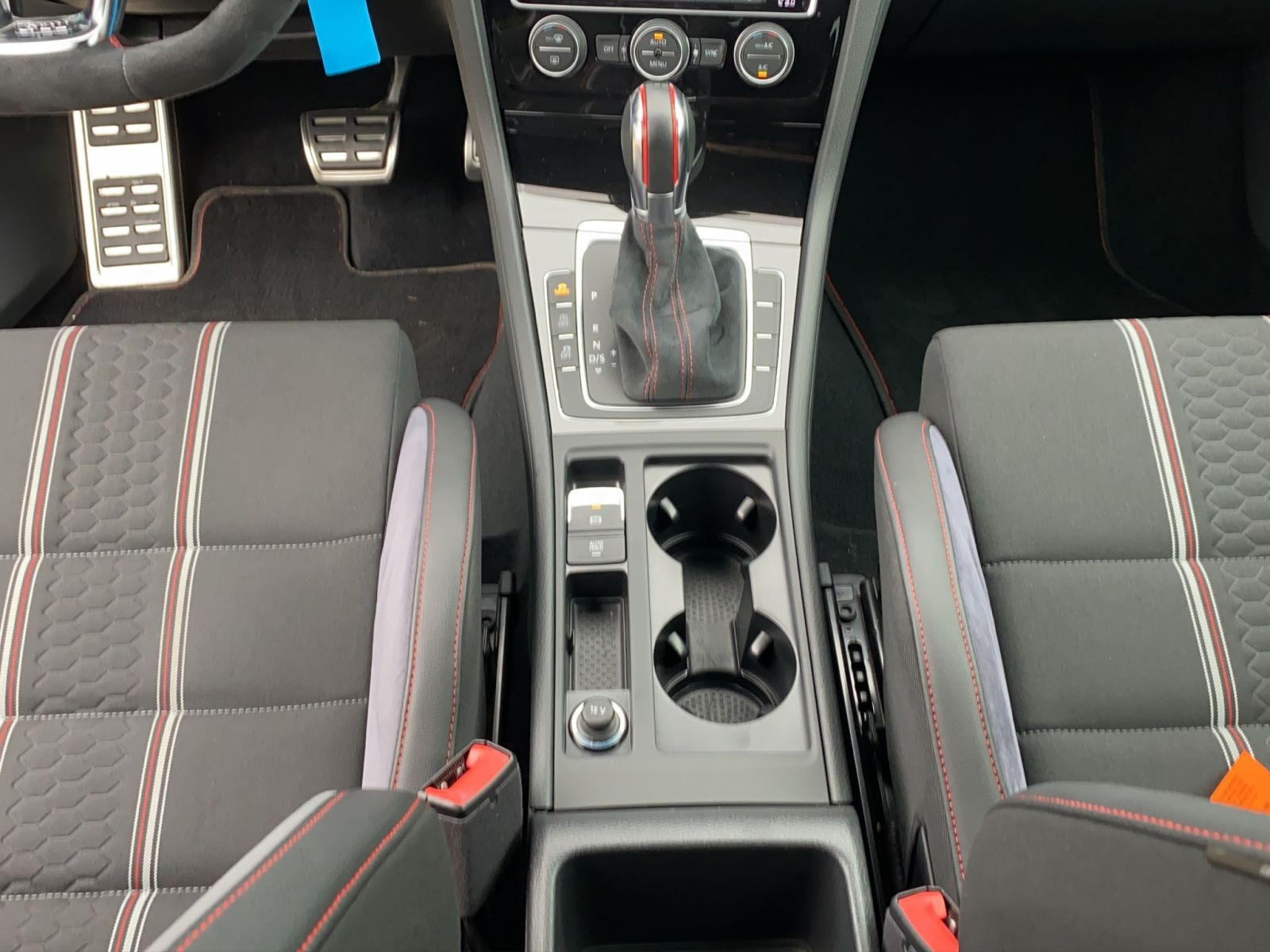 Volkswagen - Golf GTI_17