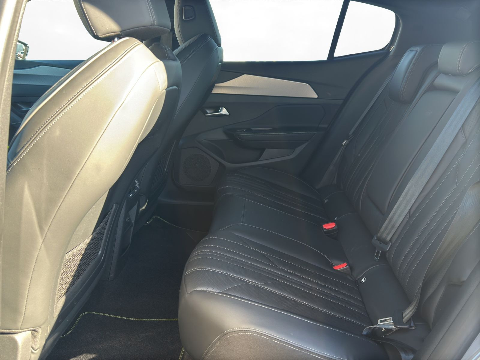 Peugeot - 408_12