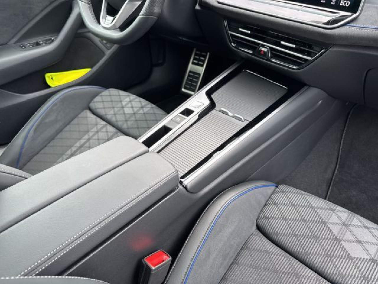 Volkswagen - Passat_25