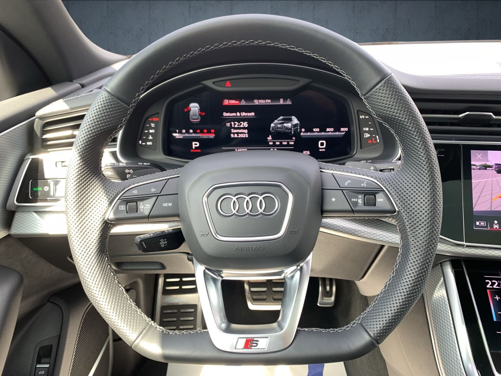 Audi - Q8_22