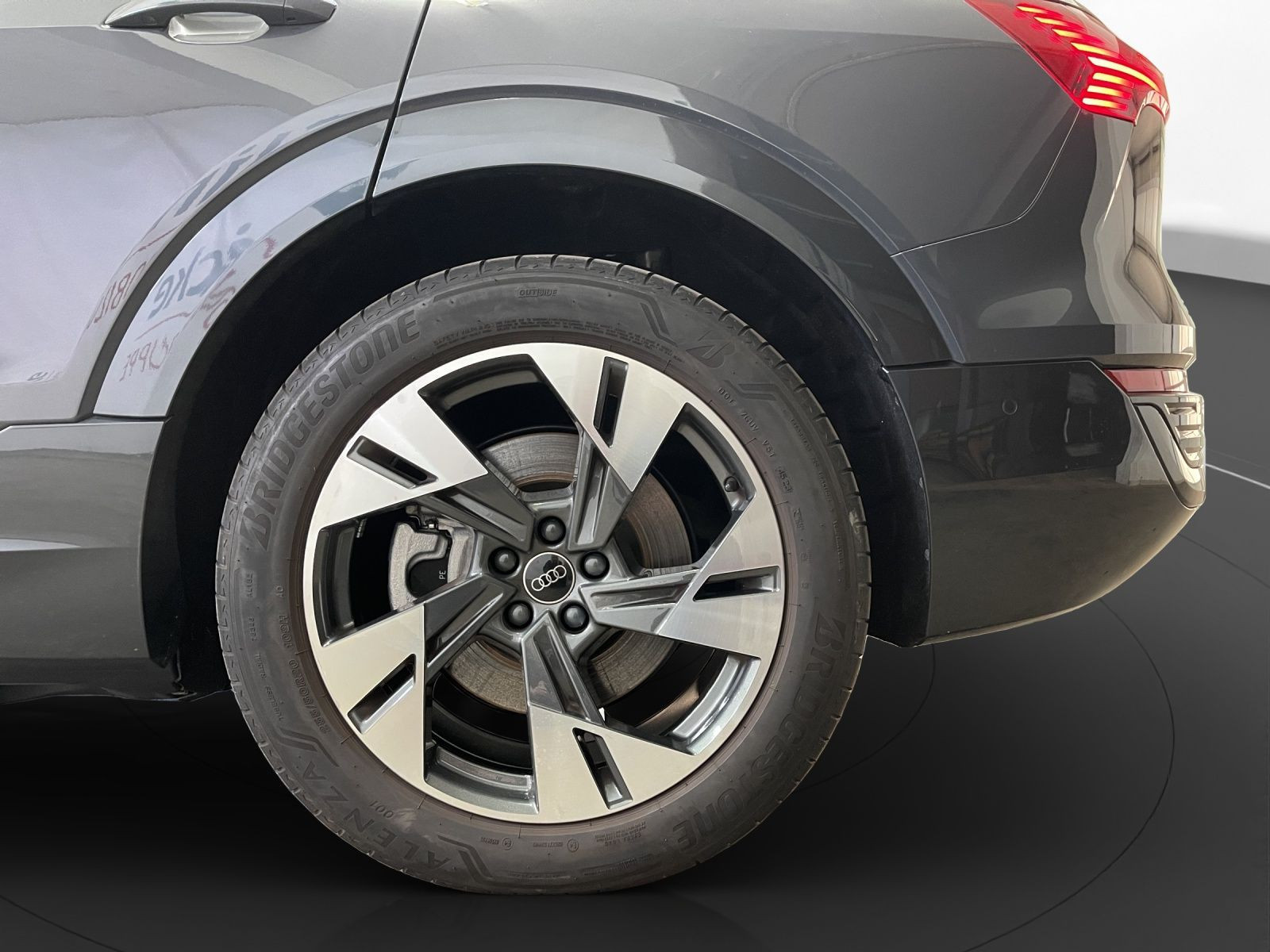 Audi - Q8 e-tron_12