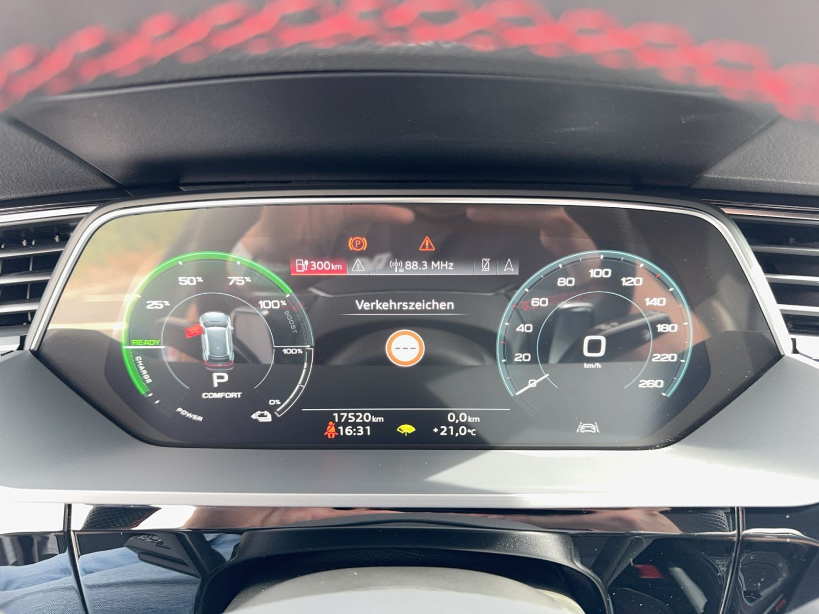Audi - Q8 e-tron_12